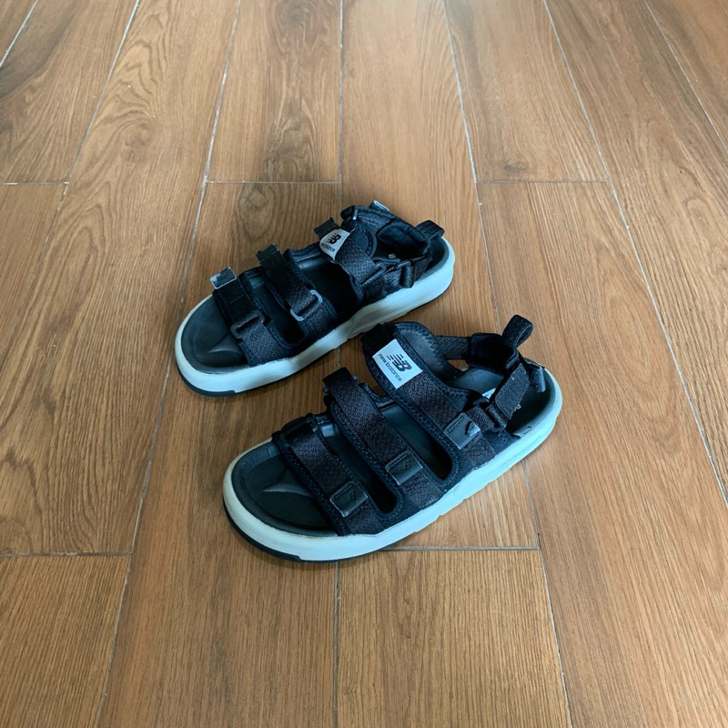 sepatu/sendal original NB CARAVAN BW