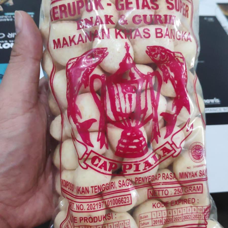 

Kerupuk Getas Bangka Super Cap Piala Merah Getas Ikan Tenggiri Asli Bangka 250gr