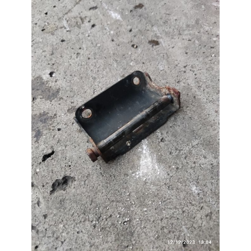 engsel plus baut box bagasi ke jok scoopy karbu original ori asli second