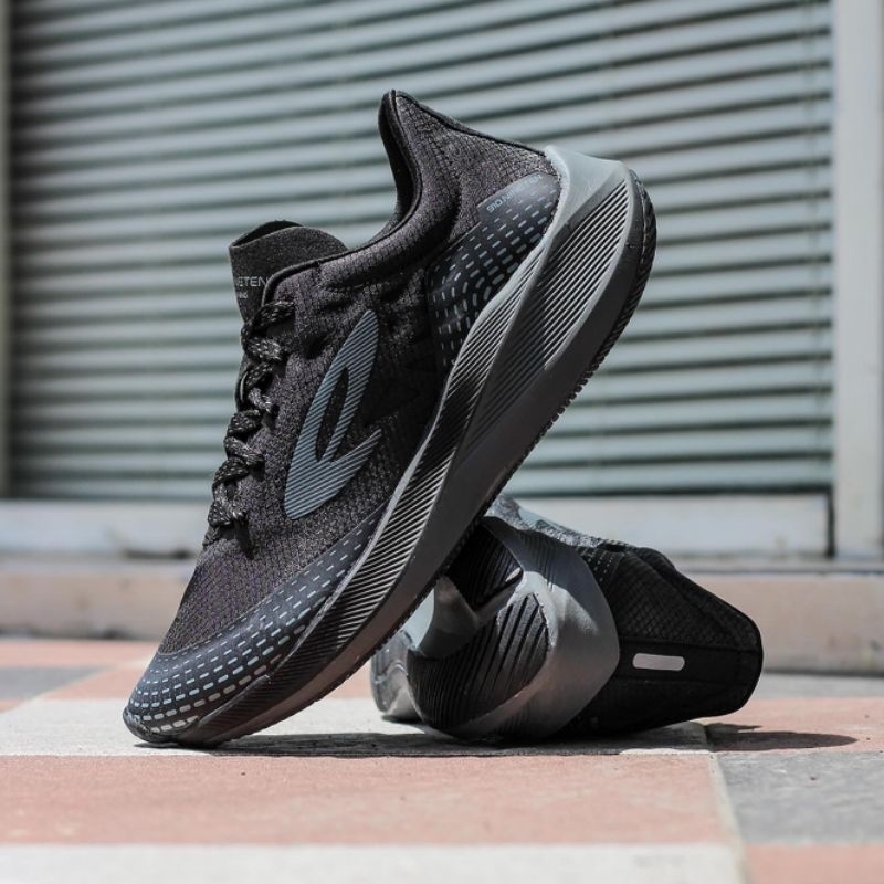 SEPATU RUNNING 910 NINETEN HAZE 1.5 SE HITAM ABU