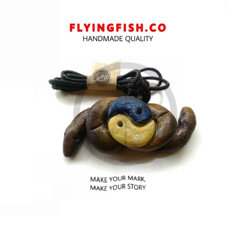 kalung kayu ukir manual ular