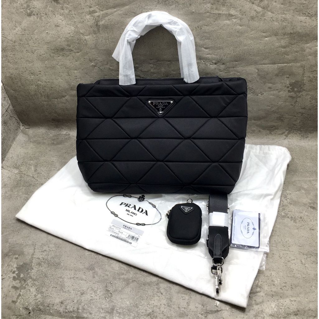 Tas Prada Re-Nylon Triangle Logo Plaque Padded Tote Besar Bag Black Hitam Original Asli Zipper Riri 