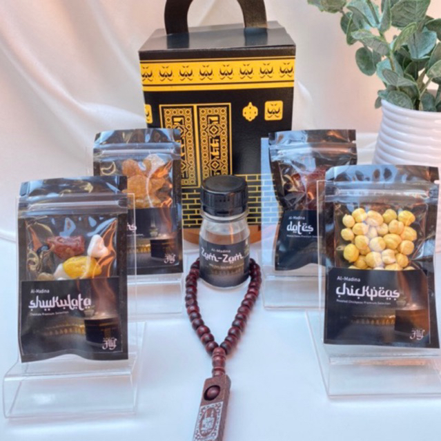 

Paket Al-Madina Tsalasa PREMIUM GARANSI 100% Snack Oleh Oleh Haji dan Umroh Warna Hitam Gold Sudah Gratis Kartu Default
