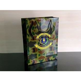 

Paperbag Motif Army 26x35x10 cm untuk hajatan dan souvenir, kresek donat / tas plastik, paper bag, Bingkisan / Souvenir untuk pernikahan, Tasyakuran / Pengajian / Hampers