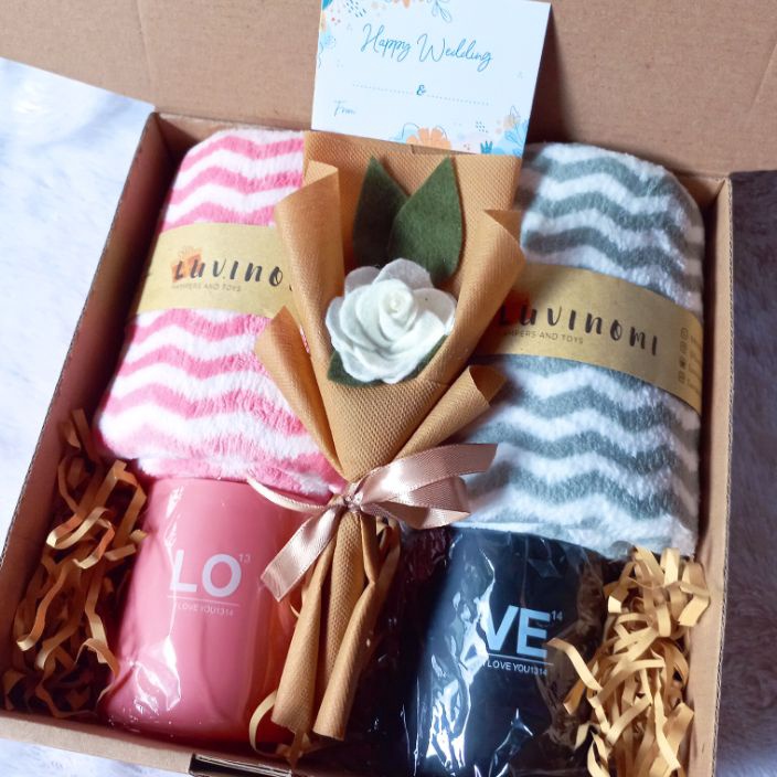 

modelTipe NGT749 Hampers pernikahan handuk motif dan cangkir couplekado weddinganniversary dll