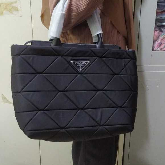 Tas Prada Re-Nylon Triangle Logo Plaque Padded Medium Besar Tote Bag Black Hitam Original Asli Zippe