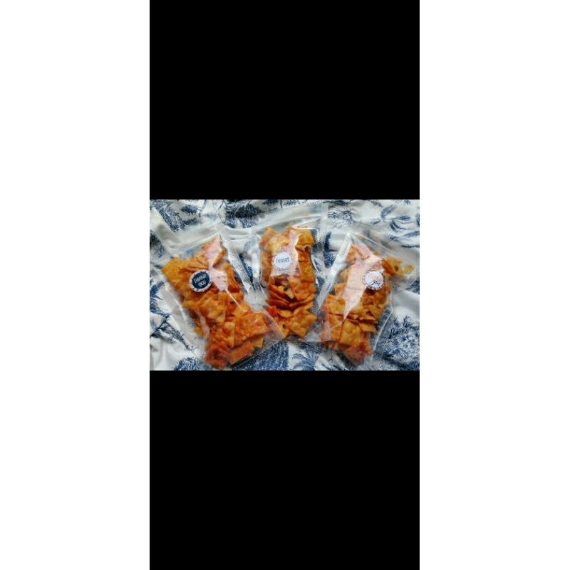 

Keripik pangsit pedas daun jeruk