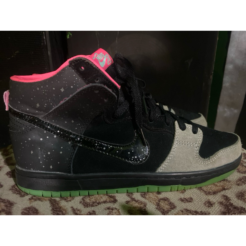 Sepatu Nike SB cakep banget minus nya ada crack sesuai di foto bekas pemakain size nya 44 insole 28 