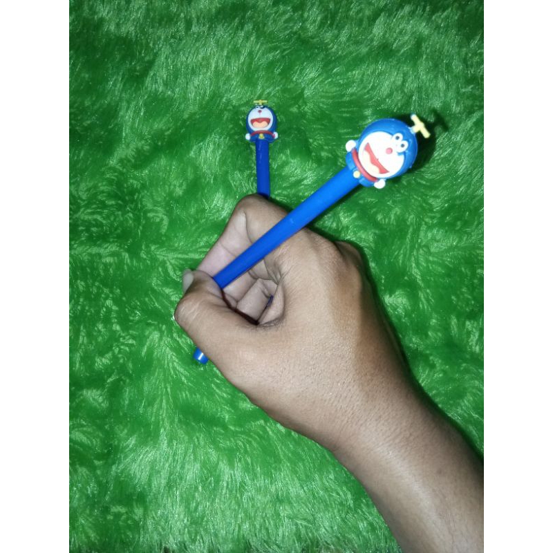 

Pulpen karakter motif Doraemon