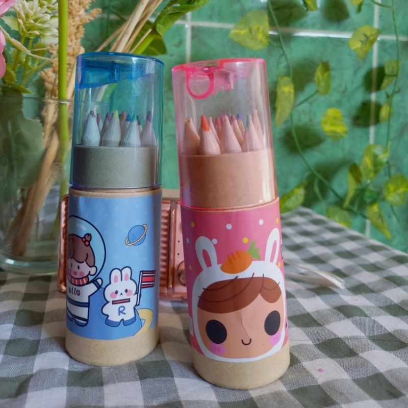 

Pensil warna plus serutan dan tempat pensil warnanya