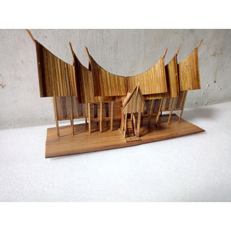 Miniatur Rumah Adat dari bambu. rumah gadang