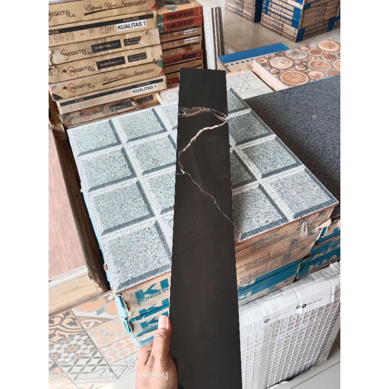 Plin granit 10x60 hitam motip