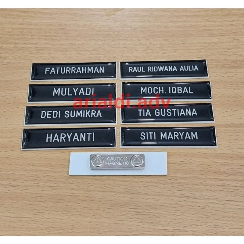 

Papan nama dada Grafir lapis fiber ukuran 2×8cm