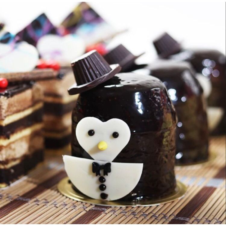 

Mini cake / Chocolate mousse cake / Penguin / Diameter 7 cm