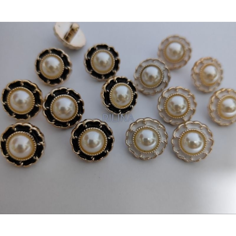 144 pcs Kancing Mutiara Hias timbul  bunga 14 mm putih hitam