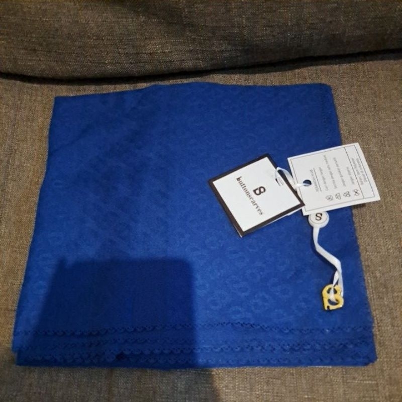 NEW AS IS BUTTONSCARVES TAPIS EMBOSSED ROYAL BLUE