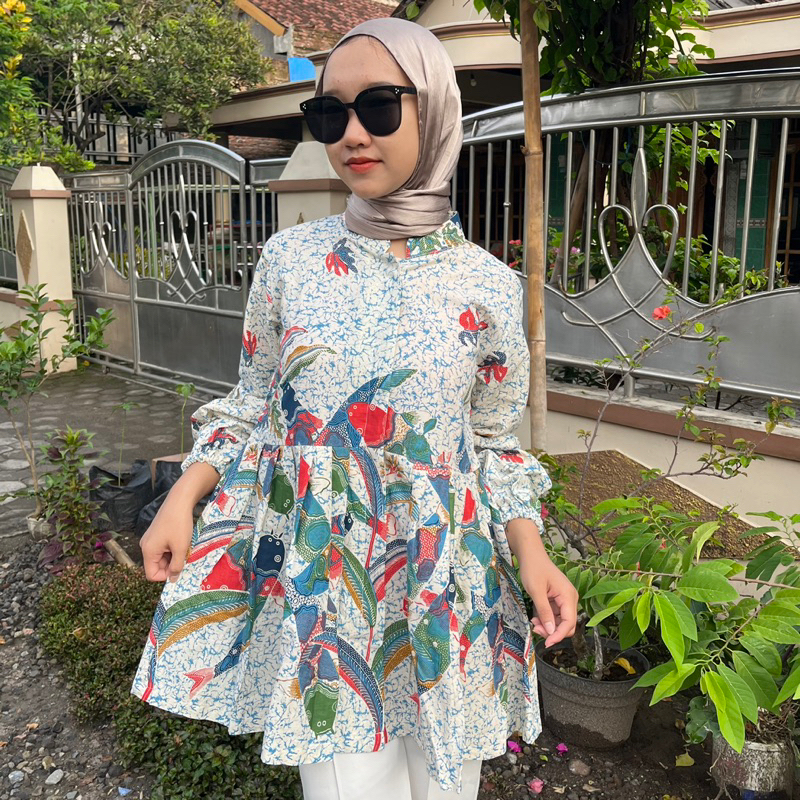 Blouse Batik Solo Wanita Motif Tifana Ikan Koi Biru Premium Katun Halus Kekinian Kantoran Balon Panjang Kancing Atasan Kerja