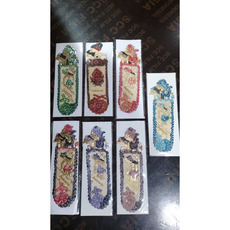 

Pembatas Buku wayang Halus karakter - Souvernir pembatas buku wayang kulit bertulisan Indonesia oleh oleh kerajinan tangan produk asli lokal Indonesia