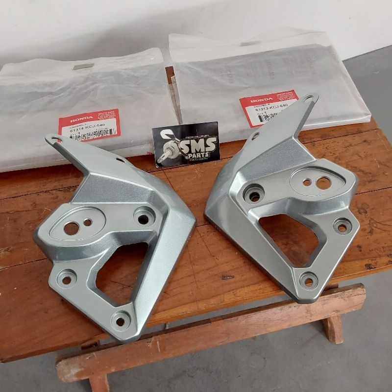 Garnish Dudukan Lampu Dudukan Visor Breket Lampu Tiger Revo Barong Original 61313KCJ640 / 61314KCJ64