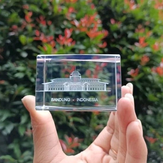 Souvenir pajangan kristal miniatur replika Gedung Sate Bandung oleh oleh negara Indonesia