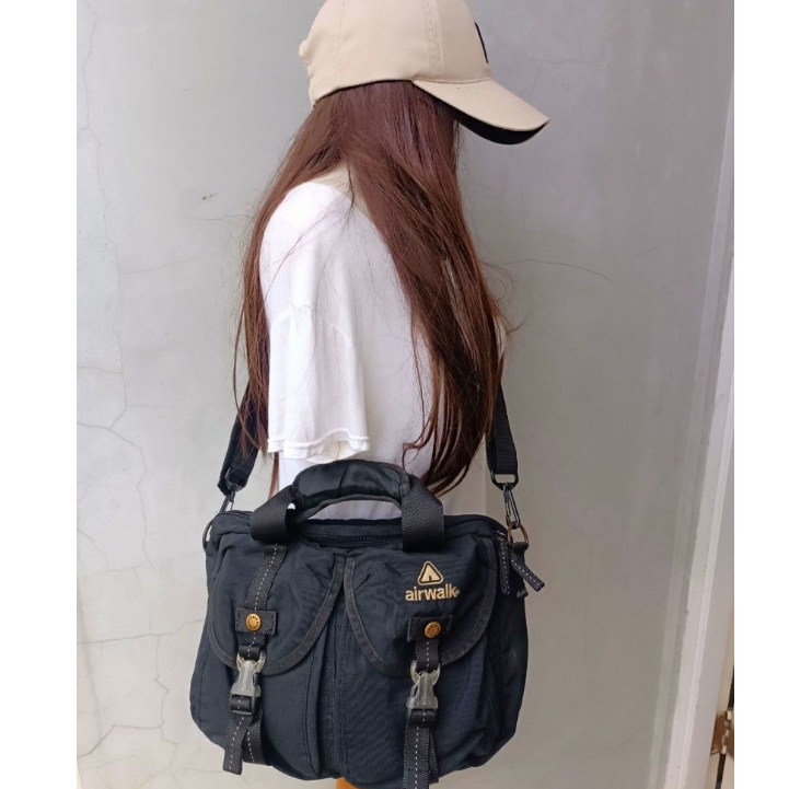 Airwalk Black Sling Bag tas Hitam Selmpang Pria Wanita