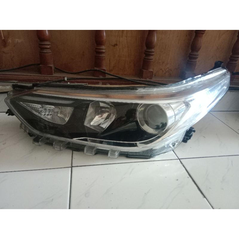 headlamp toyota yaris 2019