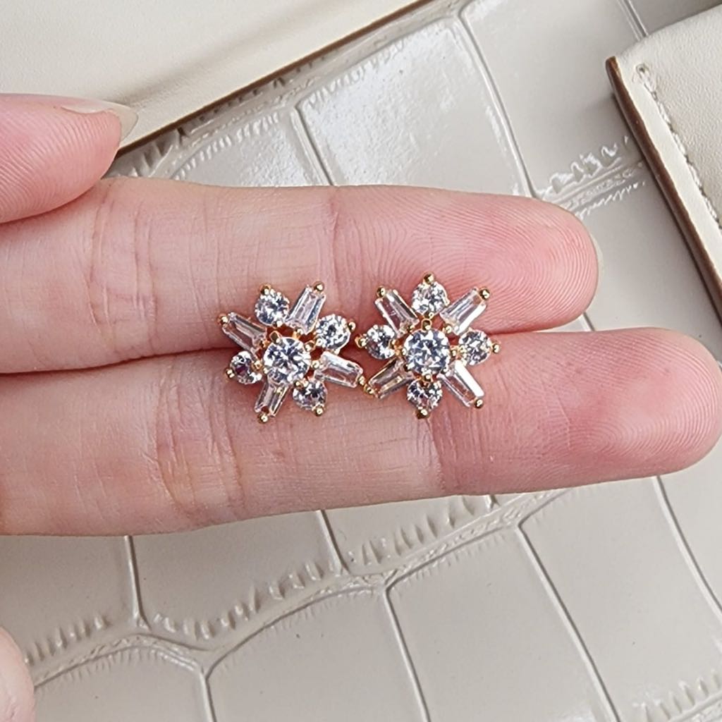 Anting Snow Anting Dewasa Emas Muda 0.5 Gram
