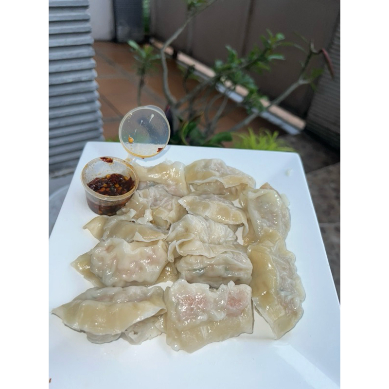 

DIMSUM/ GYOZA AYAM PREMIUM ISI 12 + CHILI OIL