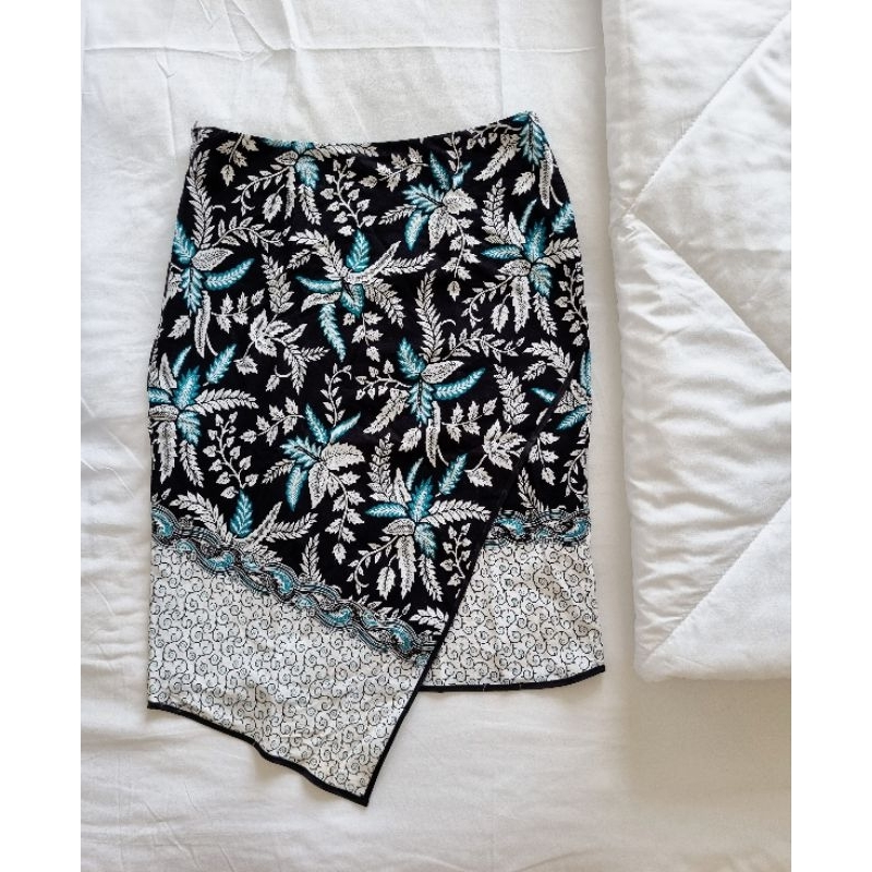 Rok Batik Katun Hitam Biru Assymetrical Skirt Black Blue Tosca