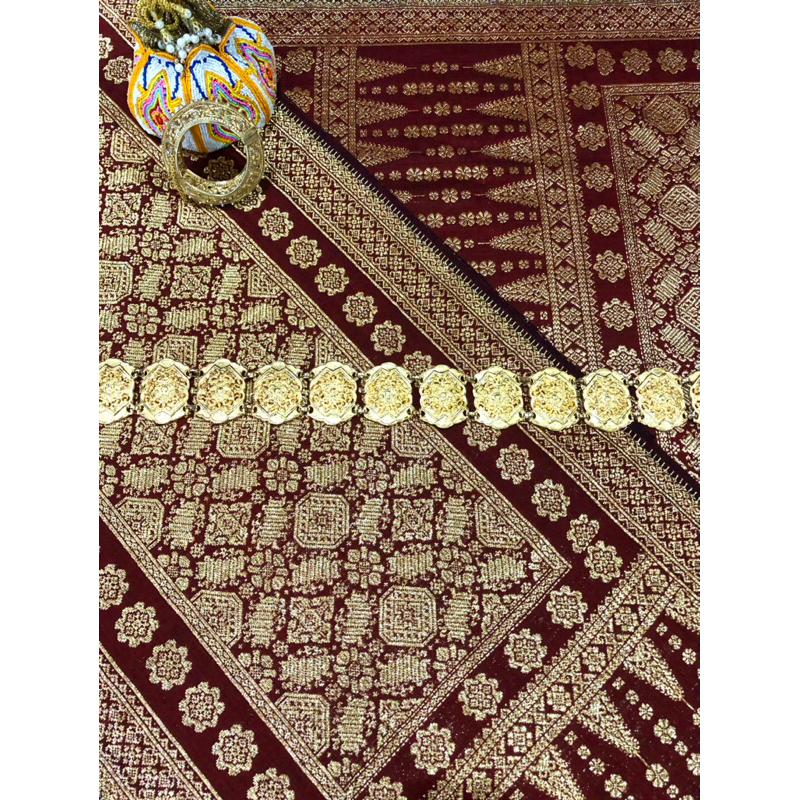 Songket Tujuh Saudara Palembang Dengan Warna Dasar Merah
