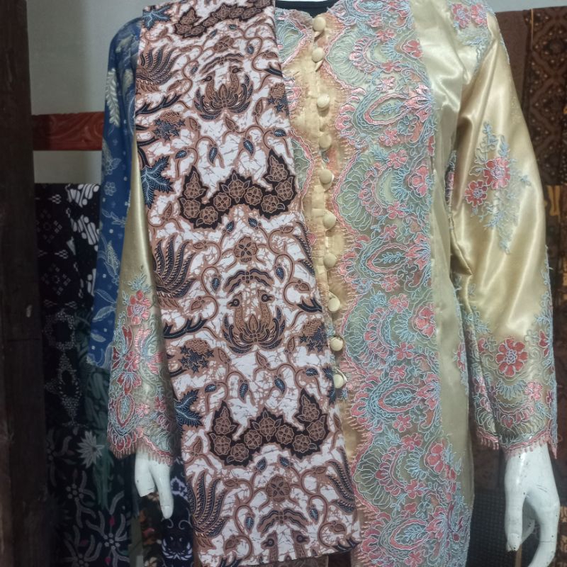 Jarik Set Blangkon Rok Wiru Motif Wahyu Temurun Bledak Pecahan Warna Lawasan Krem