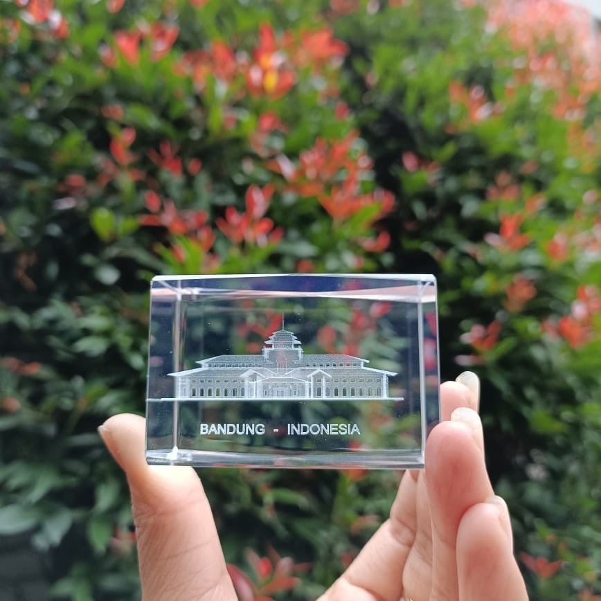 Souvenir pajangan kristal miniatur Gedung Sate Bandung Indonesia