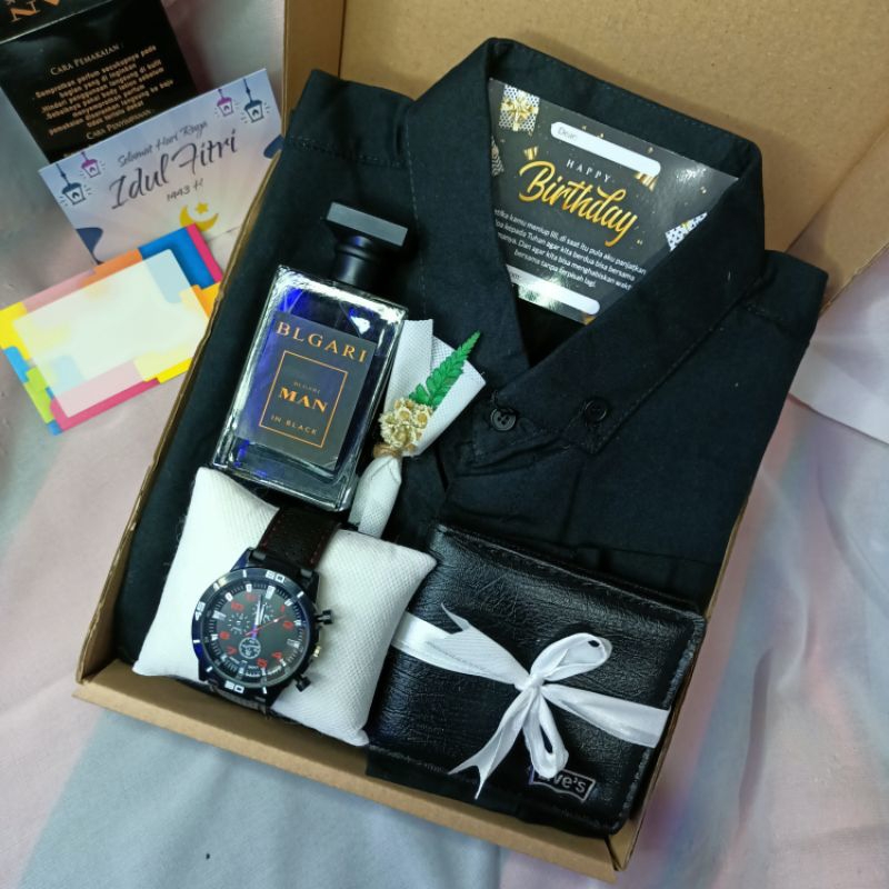 Paket hampers kemeja hitam kaos cowok farpum cowok dompet cowok jam tangan kado ulang tahun wisuda a