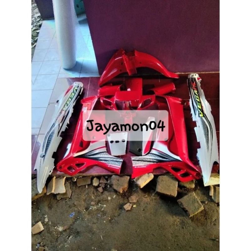 Cover body full halus motor yamaha vega r lama plus striping warna merah putih