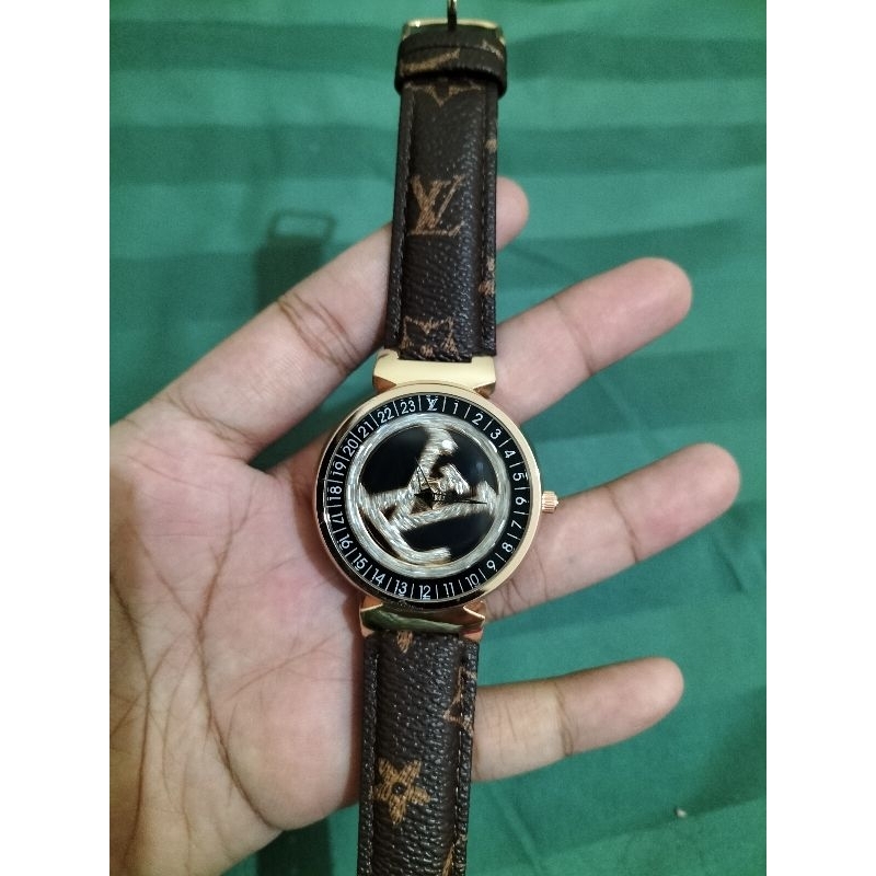 Jam tangan putar motif LV