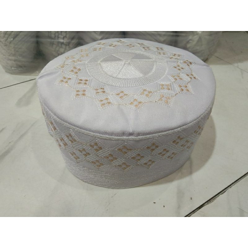 peci kupiah madinah bugis putih bermotif