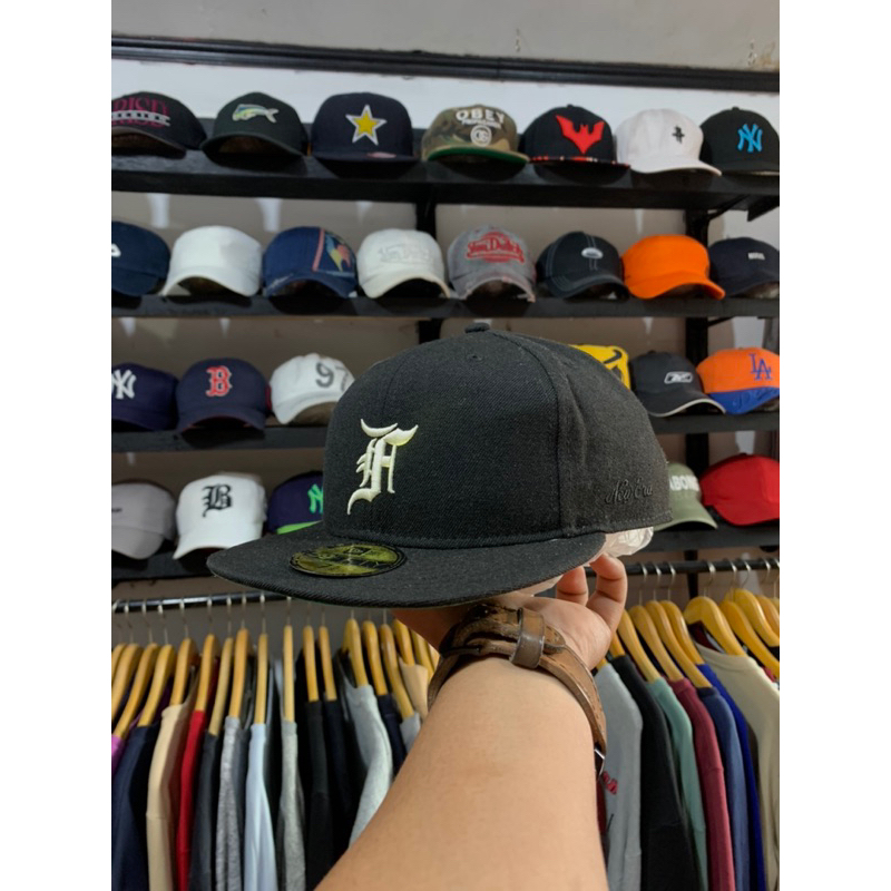 snapback new era FOG essentials second