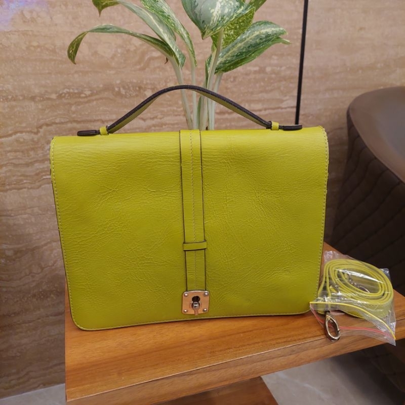 Tas Kulit wanita Hand Bag / Sling Bag Kulas Kylie warna Hijau Lime Preloved