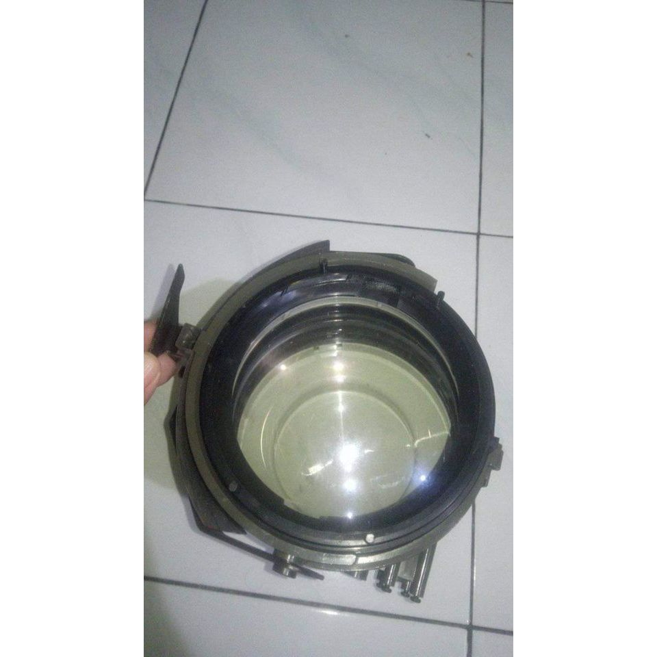 lensa raksasa bekas proyektor