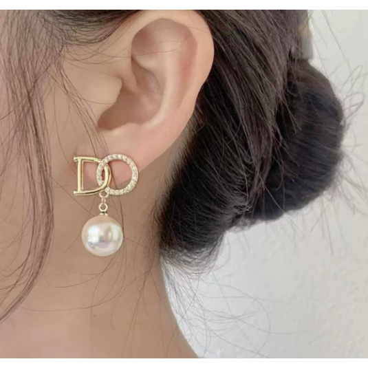 Anting Tusuk Huruf Bunga Mutiara Warna Emas Premium Korea Import