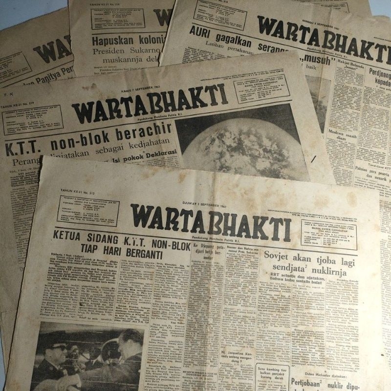 Koran Kiri WARTA BHAKTI 1961 Sidang KTT non blok Beograd-Perang Irian Barat-presiden Soekarno dan Ke