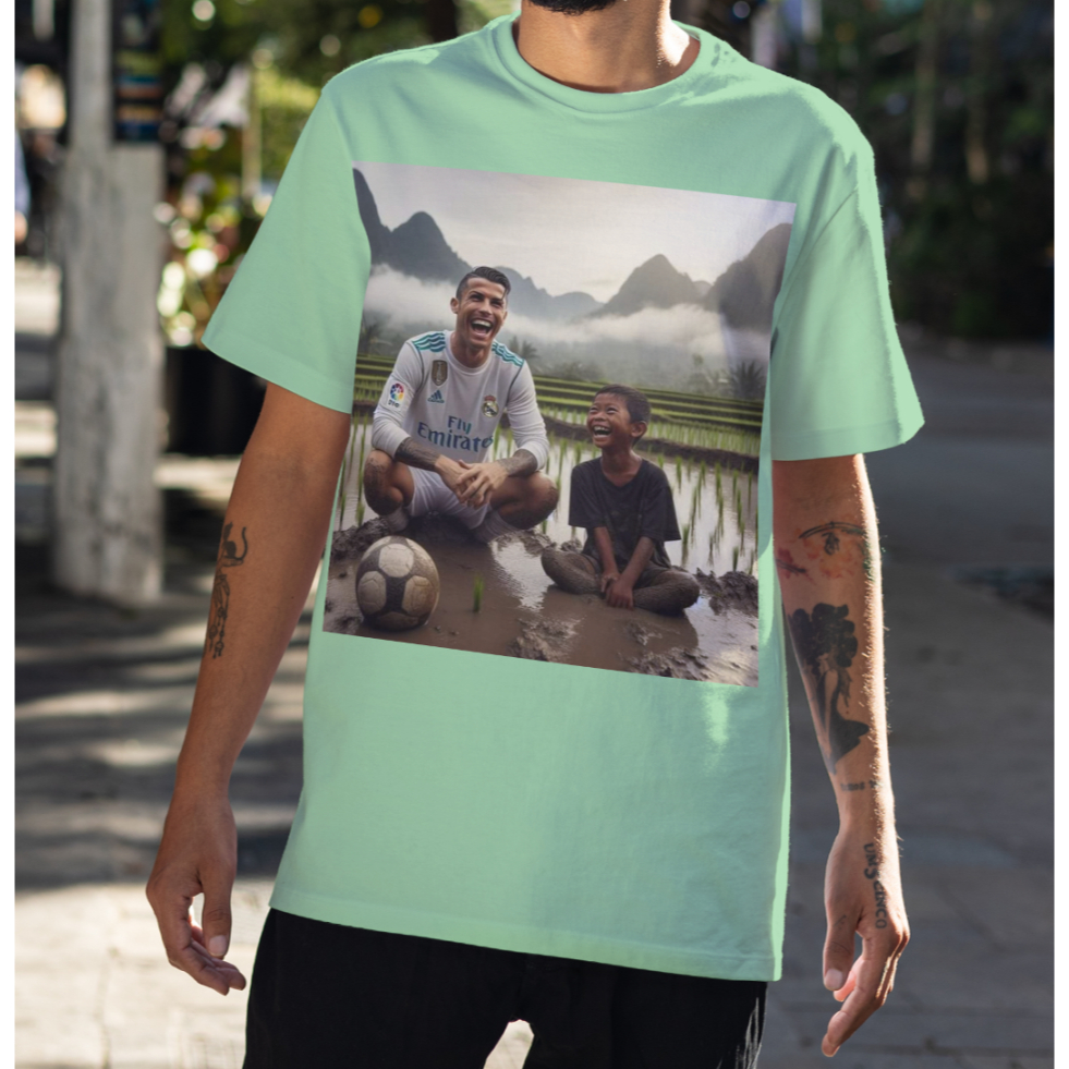 Kaos Cristiano Ronaldo Main Bola dengan Seorang Anak di Sawah