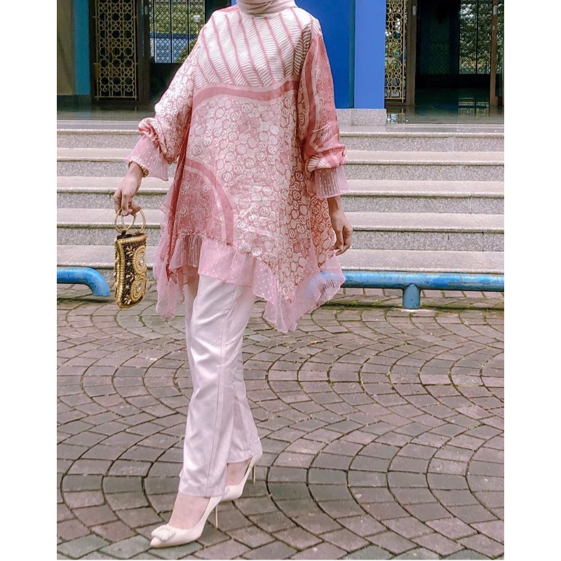 PRELOVED SET NAMEERA PLEATS BATIK DAN CELANA SARAH THE LABEL