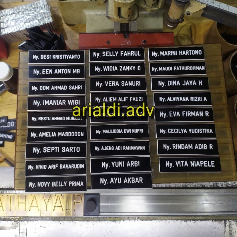 

HJK satu set papan nama & pin BHAYANGKARI name tag bhayangkari peniti