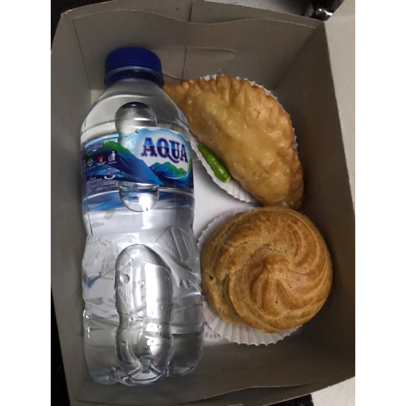 

Snack Box isi ..Pastel,Kue Soes,Air mineral 330ml
