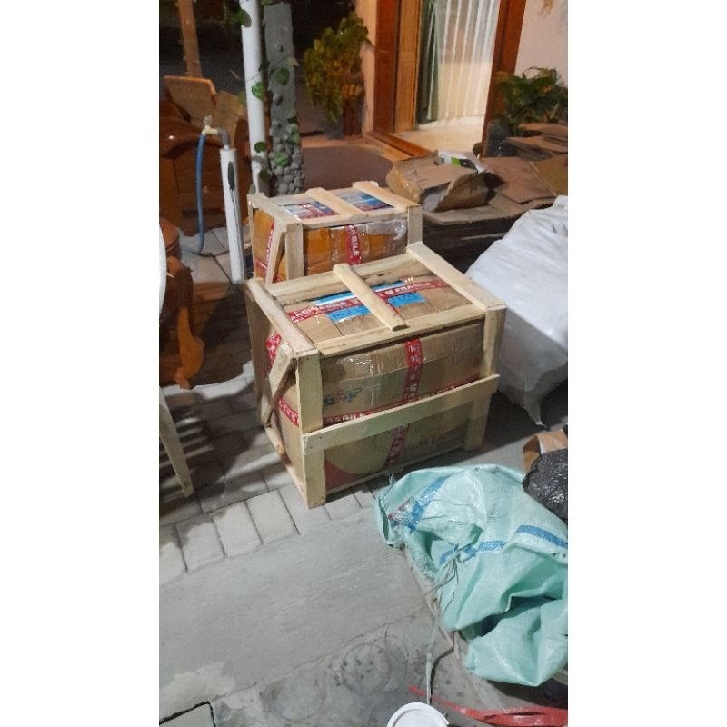 

Biaya packing kayu dan tambahan Berat