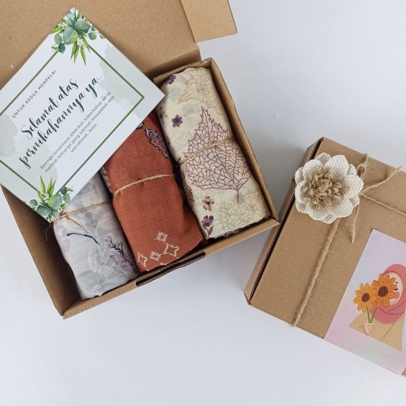 

KOTAK DUS BOX KADO HAMPERS Jilbab Segiempat Motif Polos