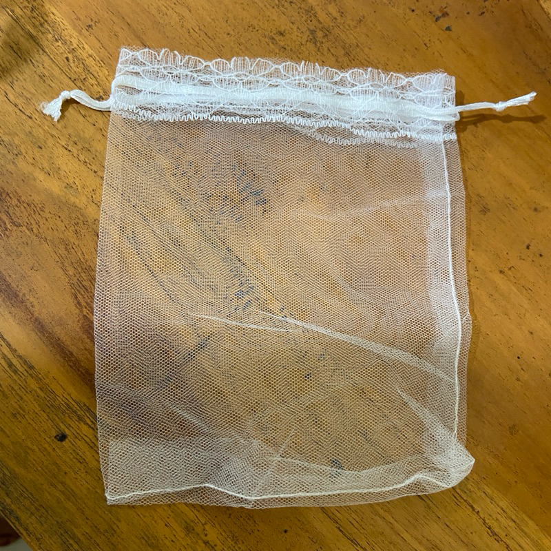 

kain tile untuk bungkus souvenir vas