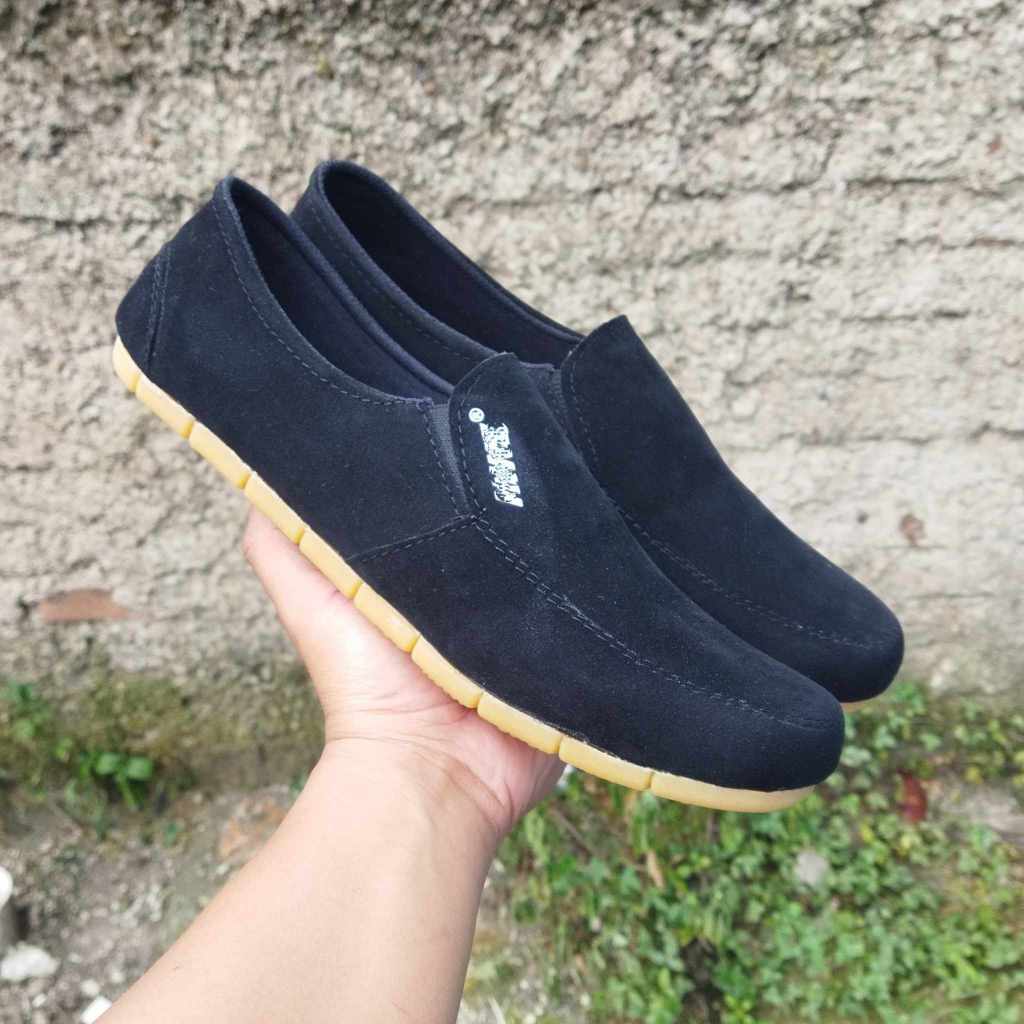 SEPATU SLIP ON PRIA BAHAN SUEDE SOL KARET MENTAH HITAM