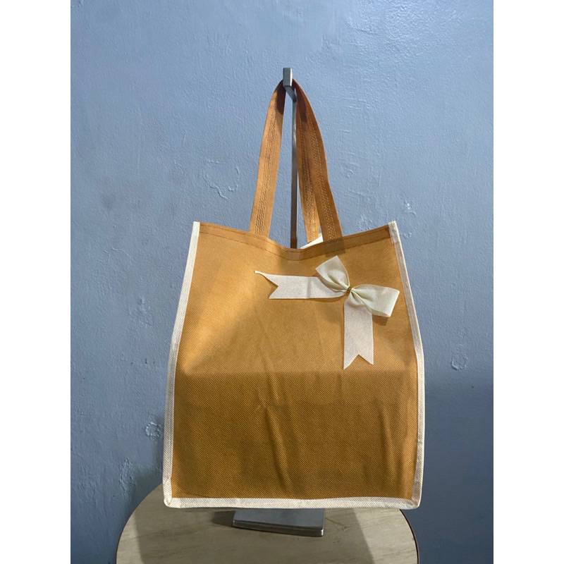 

(1 LUSIN = 12 PCS) GOODIEBAG TAS HAJATAN POLOS PITA 22x22 TINGGI 30 CM / TAS NASI BOX / TAS WALIMAHAN / TAS AQIQAHAN / TAS SEMINAR / TAS SOUVENIR / TAS SPUNBOND / TAS RAMAH LINGKUNGAN / TAS BELANJA
